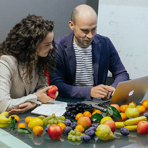 Фото офиса. Люди за столом